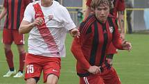 Fotbalisté Hroznové Lhoty (bíločervené dresy) v televizním duelu přehráli Vnorovy 5:1. Zápas na Zelničkách sledovalo 1500 diváků. Foto: Jaroslav Kicl