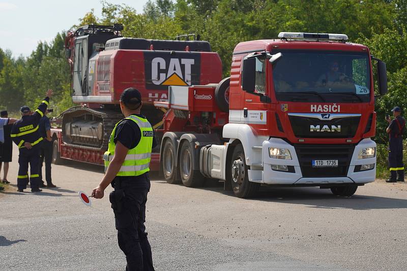 Odjezd hasičů ze Záchranného útvaru ČR z tornádem postižených obcích. Zásah jim skončil po 27 dnech. Zpět na základny konvoj techniky vyjel z Mikulčic za doprovodu policie přes D2 směr Brno, 21. července 2021