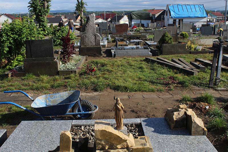 Hřbitov v Mikulčicích tři měsíce po ničivém tornádu.