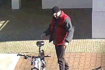 Kamera zachytila muže, který si vzal cizí kolo.