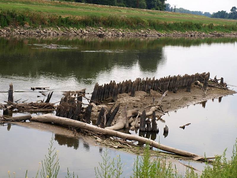 Kvůli extrémně nízké hladině řeky Moravy se objevily na pomezí Moravské Nové Vsi a Mikulčic záhadné dřevěné kůly. Podle archeologů se má jednat o pozůstatek zpevnění břehu a pravděpodobně i mostu z období osmnáctého či devatenáctého století. 