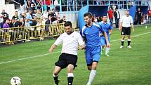 Derby fotbalistů Dolních Bojanovic (v bílém) se Starým Poddvorovem skončilo remízou 1:1. Mladý ratíškovický rozhodčí Adam Kordula navíc v závěru vyloučil dva hráče.