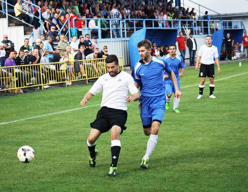 Derby fotbalistů Dolních Bojanovic (v bílém) se Starým Poddvorovem skončilo remízou 1:1. Mladý ratíškovický rozhodčí Adam Kordula navíc v závěru vyloučil dva hráče.