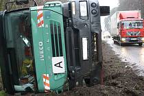 Popelářské auto se poblíž Ratíškovic obrátilo na bok.