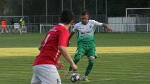 Fotbalisté třetiligového Uherského Brodu (červené dresy) v předkolo MOL Cupu zdolali divizní Bzenec 3:1.