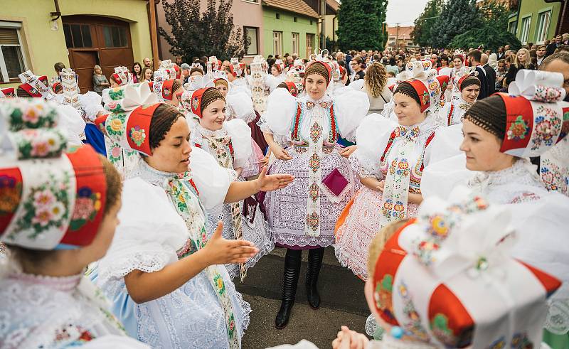 Při hodech v Dolních Bojanovicích měli chlapci i děvčata z místní chasy na starosti zábavu.