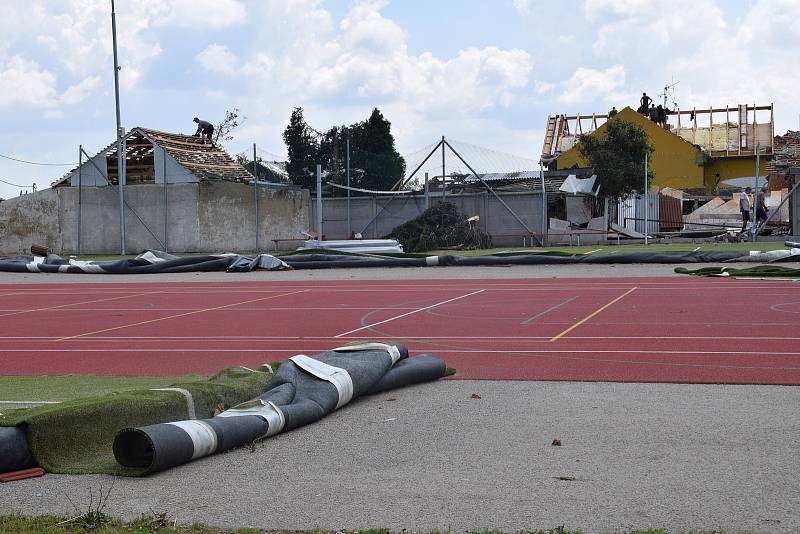 Tornádo srovnalo část obce Hrušky doslova se zemí. Lidé neúnavně pracovali a pomáhali jeden druhému.