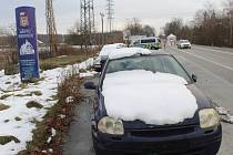 Odstavená osobní auta většinou bez SPZ na okraji Hodonína jedenáctého prosince.