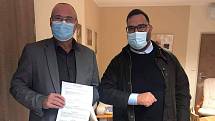 Karim Ponticelli, italský advokát žijící ve Svatobořicích-Mistříně, daroval 150 tisíc korun Nemocnici Kyjov. Ta za tuto sumu pořídí přístroj Airvo 2.