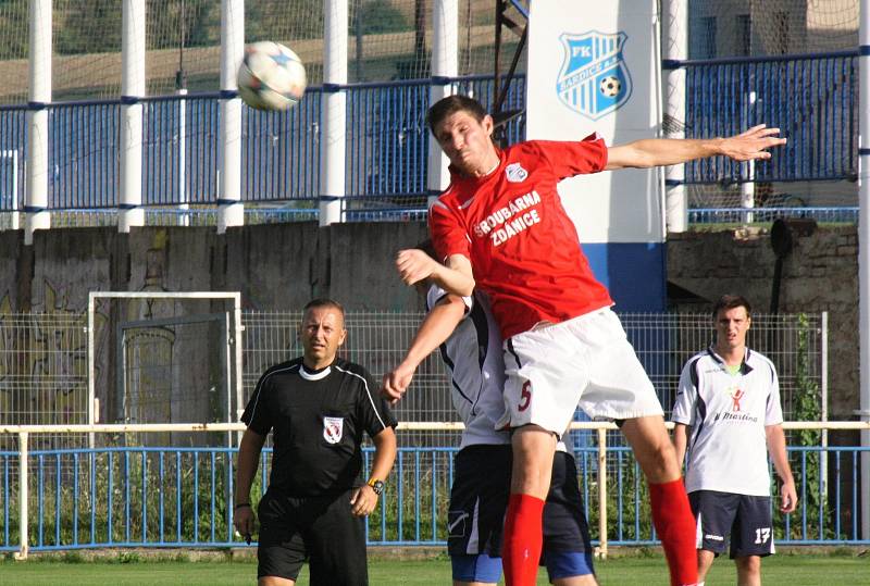 Fotbalisté Šardic (v červených dresech) přestříleli v prvním předkole krajského poháru rivala z Kyjova 5:4 a postoupili do další fáze jihomoravské soutěže.