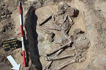 Nedaleko archlebovského hřbitova objevili archeologové kostry pravěkých lidí, kteří zde žili před čtyřmi tisíci let. Výbavu řady hrobů ochudili jejich vykradači, i tak badatelé objevili výjimečnou hrobovou jámu, v níž měl zemřelý u nohou nádobu s popelem.