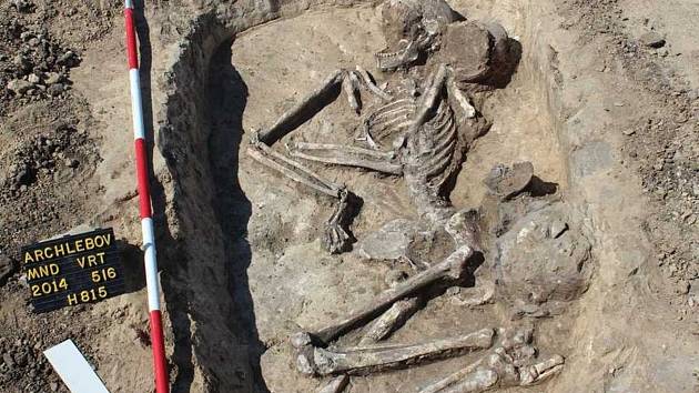 Nedaleko archlebovského hřbitova objevili archeologové kostry pravěkých lidí, kteří zde žili před čtyřmi tisíci let. Výbavu řady hrobů ochudili jejich vykradači, i tak badatelé objevili výjimečnou hrobovou jámu, v níž měl zemřelý u nohou nádobu s popelem.