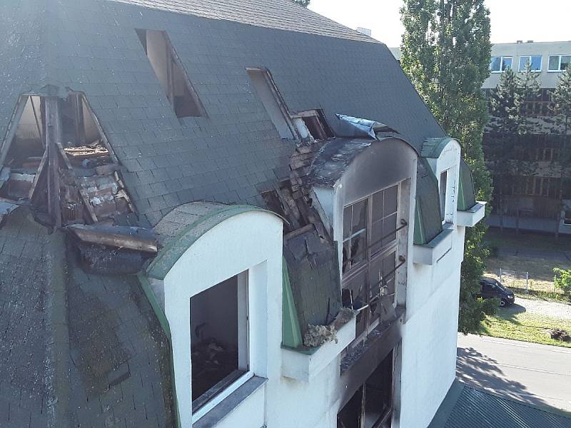 Plameny zachvátily střechu a patro bývalého kasína v Hodoníně.