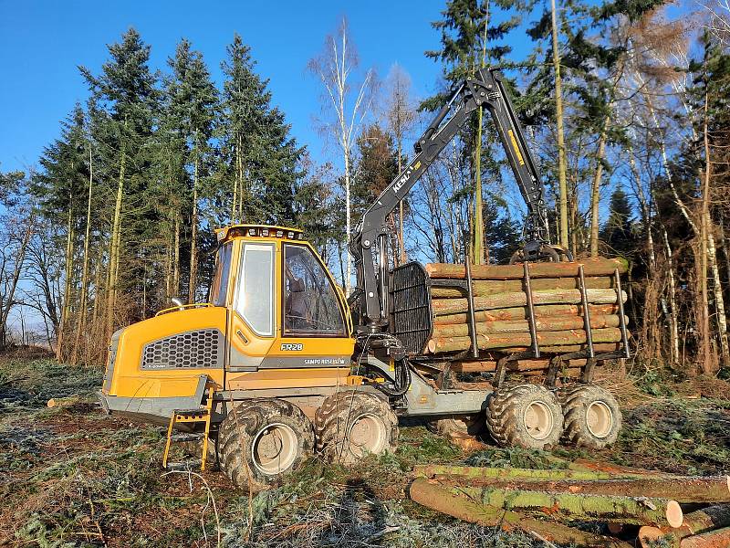 Přípravné práce na úseku dálnice D55 mezi Bzencem a Moravským Pískem včetně skrývky ornice, která odhalila velké množství archeologických situací.