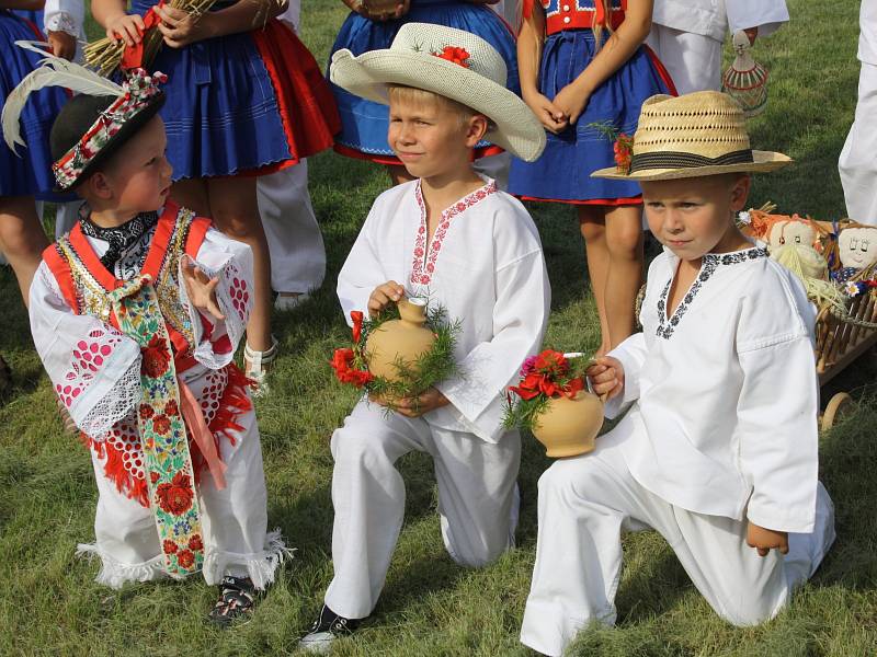 Po dlouhých osmi letech se ve Svatobořicích – Mistříně sešlo více jak sto krojovaných, aby oslavili konec žní.