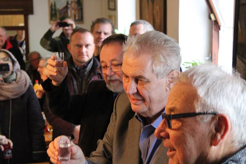 Výjezdní zasedání bývalé vlády Miloše Zemana na statku bývalého ministra zemědělství Jana Fencla spojené se zabijačkou.