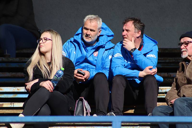 Fotbalisté Hodonína (červeno-černé dresy) ve 21. kole MSFL doma zdolali vedoucí Kroměříž 1:0. Foto: pro Deník/Jaroslav Kolísek