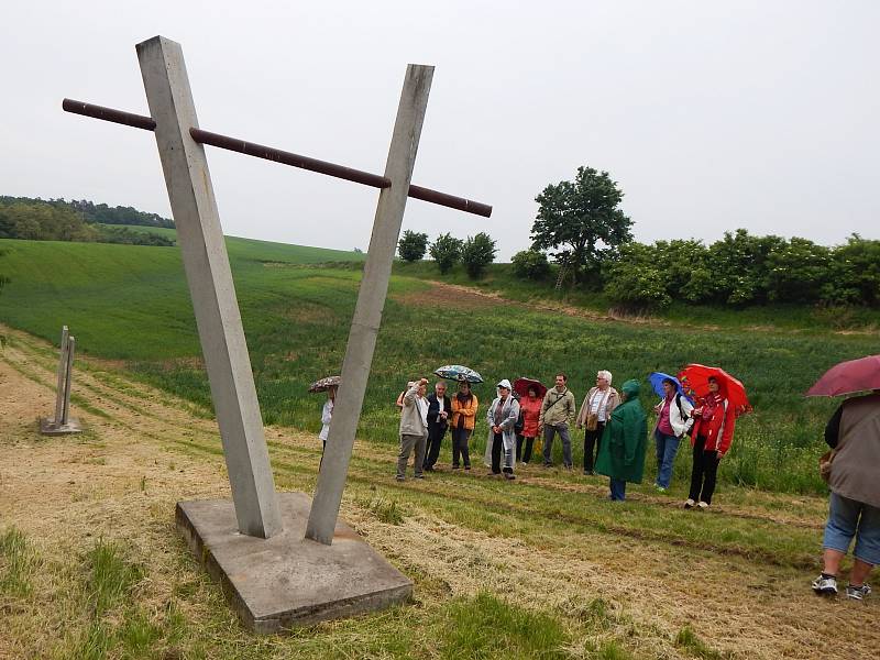 Křížová cesta v polích na rozhraní katastrů Bukovan a Bohuslavice.