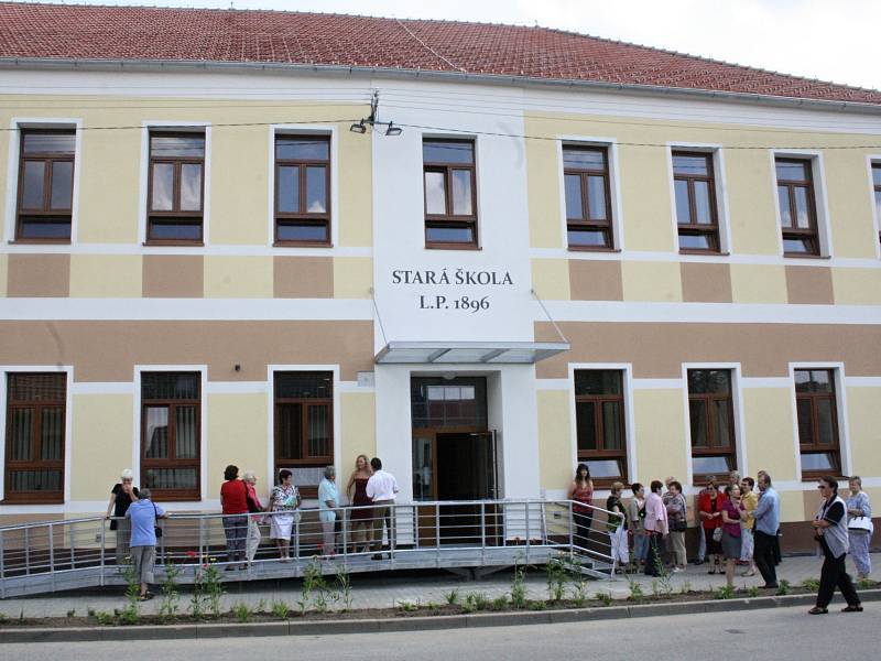 Otevření zrekonstruované staré školy v Rohatci, která se přeměnila. Jsou v ní knihovna a klubovny.