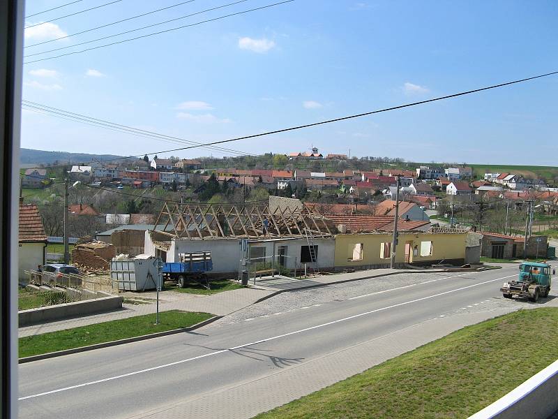 Původní domky ustoupily nové návsi. V Bukovanech vzniká odpočinkové místo Srdce obce.