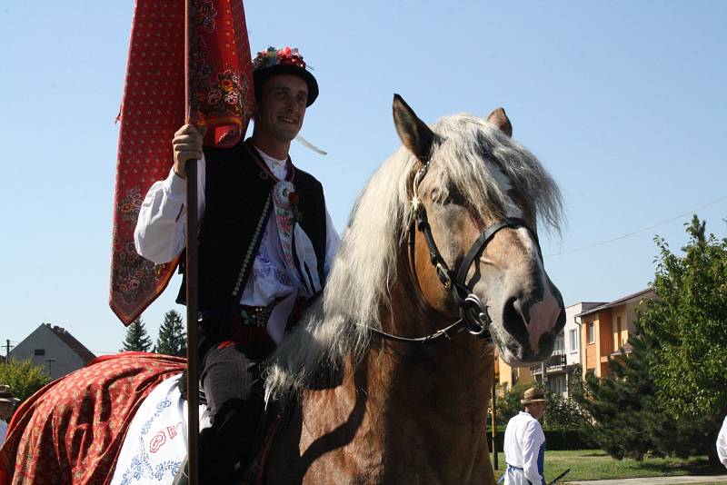 Kolem sto padesáti krojovaných se v sobotu sešlo ve Vracově, aby oslavili konec žní tradičně nazývanou Dožínky.