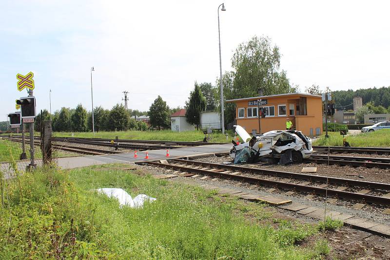 Tragická nehoda na železničním přejezdu ve Bzenci. Osobní vlak se střetl s osobním autem, 14. 8. 2020