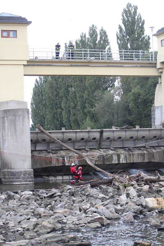 Mimořádný výcvik lezců hasičů, kdy měli za úkol pod hodonínským jezem vyzvednout tonoucího z vody.