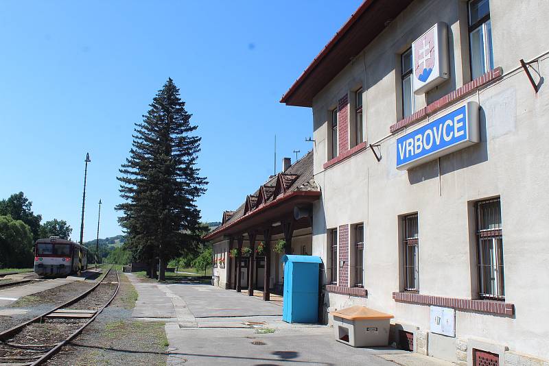 Vlakové nádraží Vrbovce a jeho okolí na státní hranici.