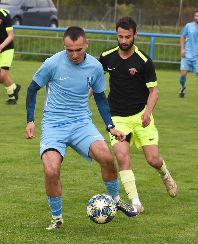 Fotbalisté Lednice (v modrých dresech) překvapivě podlehli Hroznové Lhotě 0:1