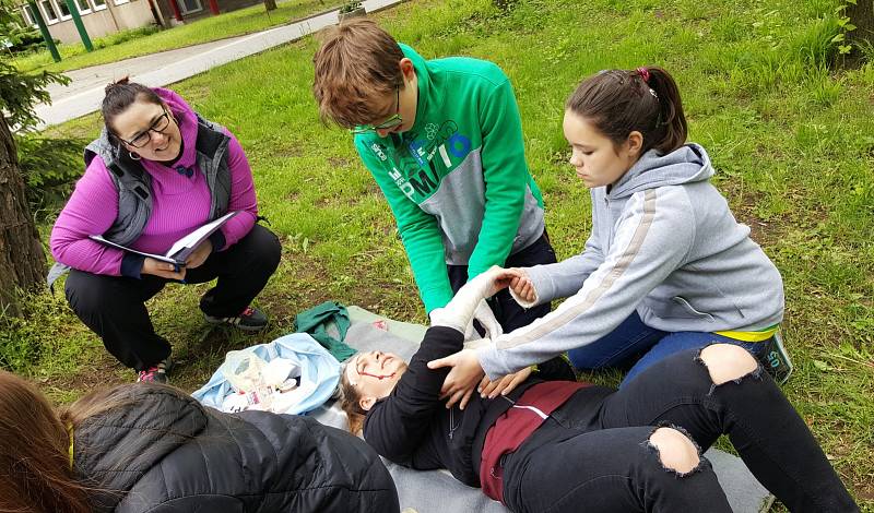 Okresní soutěž hlídek mladých zdravotníků v areálu Základní školy U Červených domků v Hodoníně.