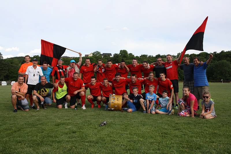 Fotbalisté Velké nad Veličkou (v červených dresech) si vítězství v první B třídě pojistili remízou 1:1 na hřišti Lovčic. Triumf v nejnižší krajské soutěži si vychutnávali společně s věrnými příznivci.