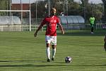 Fotbalisté třetiligového Uherského Brodu (červené dresy) v předkolo MOL Cupu zdolali divizní Bzenec 3:1.