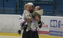 Hokejový obránce Michal Kempný při exhibici v Hodoníně na ledě s dětmi. 