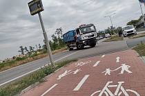 Situace na silnici I/51 v Hodoníně ve Velkomoravské ulici v okolí nové i plánované stezky pro cyklisty a pěší v poslední červencové páteční odpoledne roku 2022.