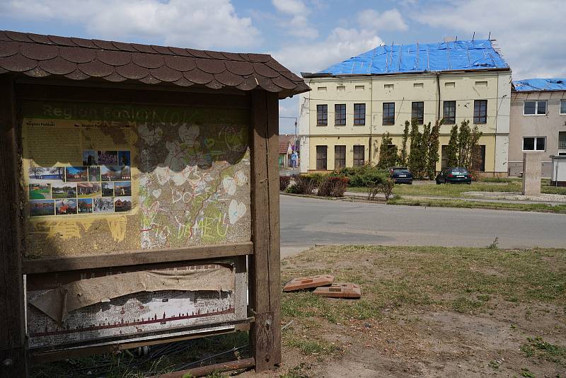 Obce na jihu Moravy po ničivém tornádu. S obnovou pomůže také nadace Karel Komárek Family Foundation.