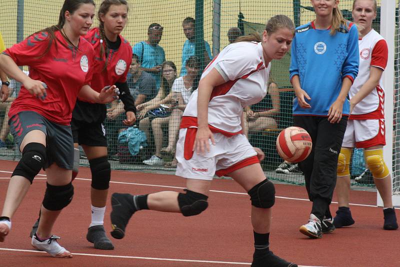 Národní házenkářky Vracova (v bílých dresech)  bez porážky ovládly domácí šampionát a staly se dorosteneckými mistryněmi republiky.