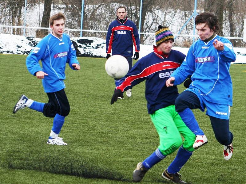 Souboj nejlepších týmů zimního turnaje v Mutěnicích skončil spravedlivou dělbou bodů.