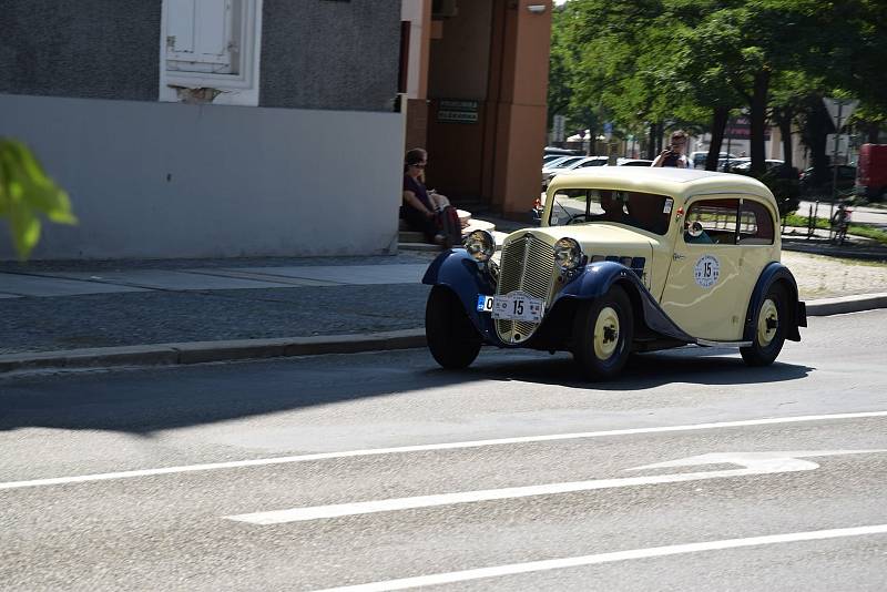 Závod 1000 mil československých odstartoval ve čtvrtek 12.8. v Praze.  Historické automobily projely i Hodonínem.