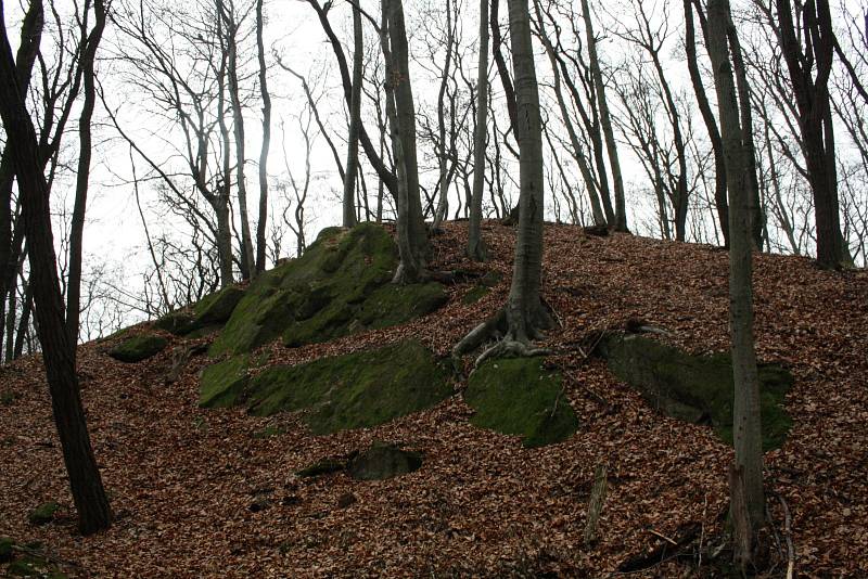 Turistický výšlap vedený Luďkem Šimkem obešel památníky a bunkr rozeseté po Chřibech. Cestami partyzánů šlo asi padesát lidí.