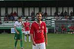 Fotbalisté třetiligového Uherského Brodu (červené dresy) v předkolo MOL Cupu zdolali divizní Bzenec 3:1.