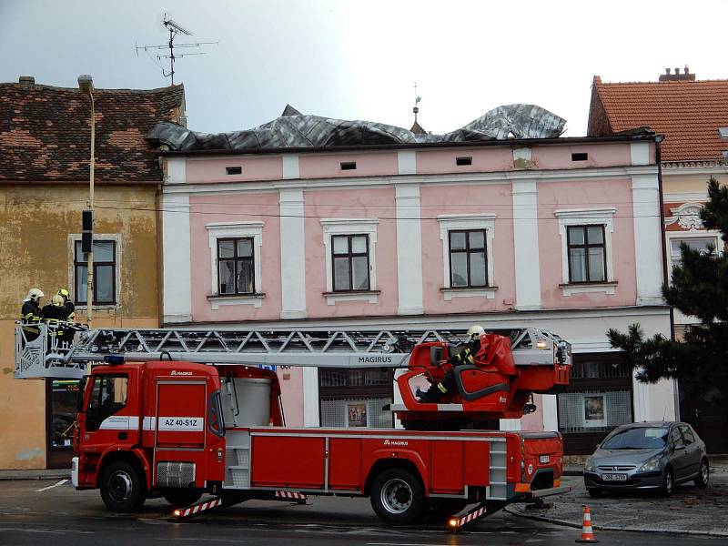 Lokální bouře doprovázená kroupami zasáhla Strážnici na Hodonínsku. Voda zatopila některé ulice i sklepy domů.