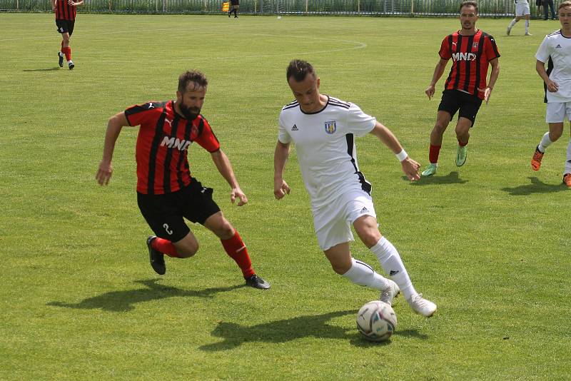 Hodonínští fotbalisté (v červenočerných dresech) porazili Břeclav 2:1.