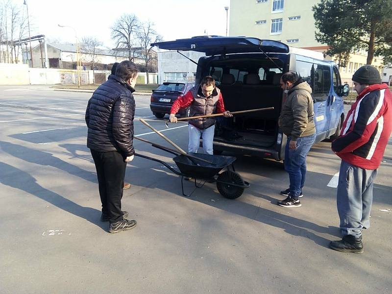 Práce, a pak zábava. V Zeleném domě pohody v Hodoníně podpořili hnutí Samo se to neuklidí a oslavili MDŽ. FOTO: Archiv zařízení