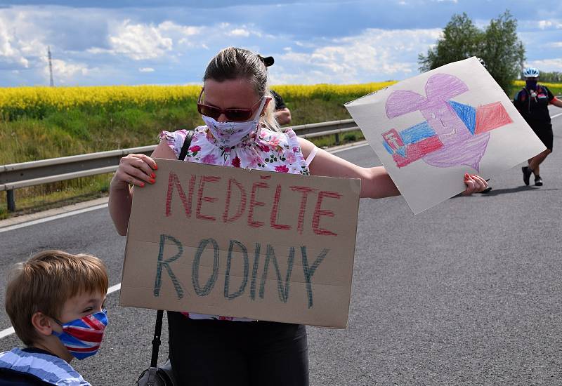 Na dvě stě padesát Čechů a Slováků se sešlo na hranici Sudoměřice - Skalica. Protestovali za znovuotevření hranic a podepisovali také petici.
