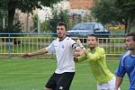 Derby fotbalistů Dolních Bojanovic (v bílém) se Starým Poddvorovem skončilo remízou 1:1. Mladý ratíškovický rozhodčí Adam Kordula navíc v závěru vyloučil dva hráče.