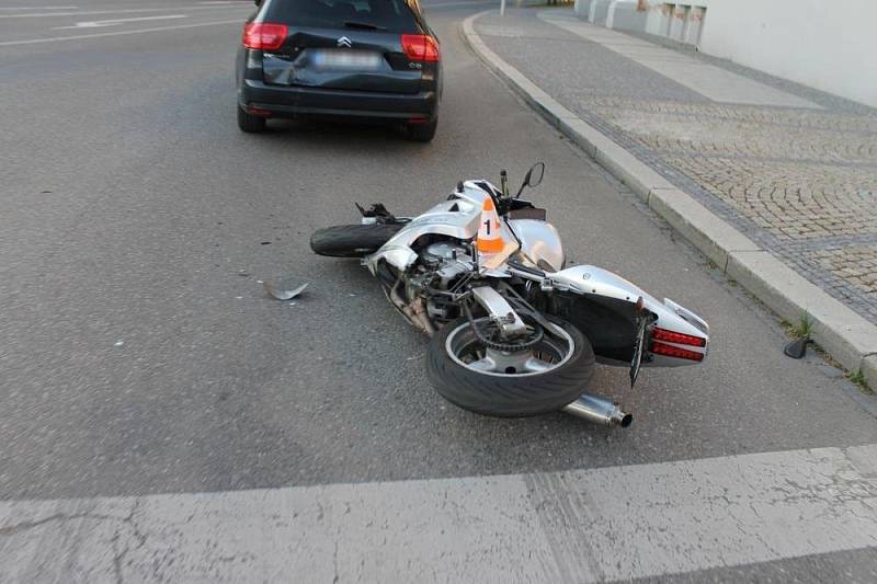 Nehoda motocyklu v Hodoníně před Galerií výtvarného umění.