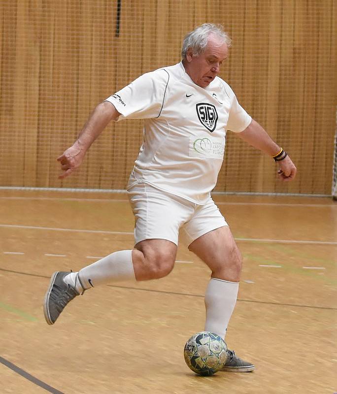 Patnáctý ročník halového turnaje ve fotbale hráčů nad padesát let ovládl Sigi Team.