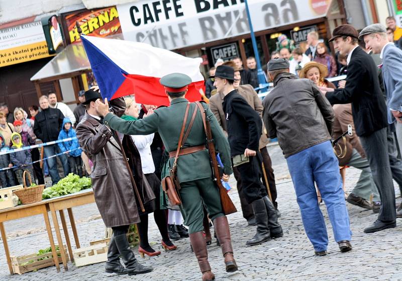 Na sto nadšenců pro historii a vojenství sehrálo bitvu o kyjovské náměstí a radnici. Diváci mohli obdivovat také techniku, mezi níž byla děla, těžké kulomety, obrněné vozy či motorka.