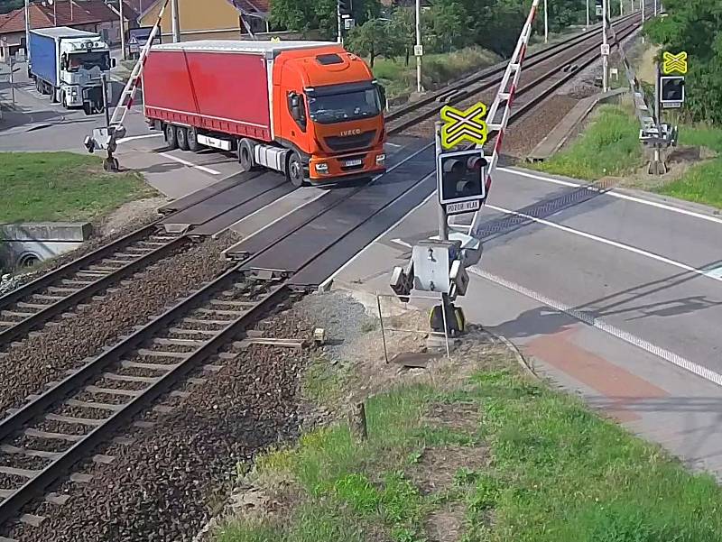 Kamion se zahraniční poznávací značkou vjel na přejezd v Moravském Písku na červenou. Prorazil závoru.