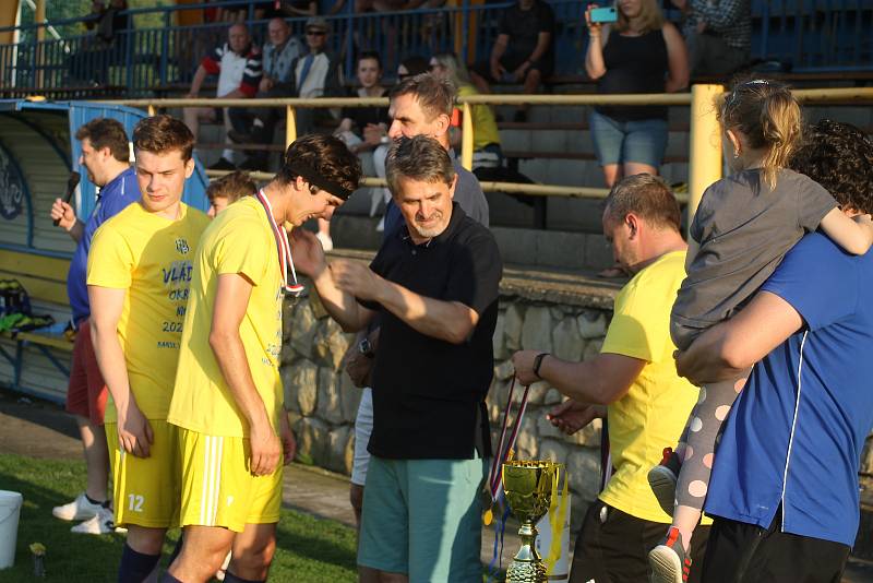 Fotbalisté rezervy Ratíškovic (v modrých dresech) porazili Lipov 1:0 a převzali pohár pro vítěze okresního přeboru.